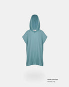 Hellblauer Kinder Badeponcho Flow von Main Design für Kinder, abgebildet auf weißem Hintergrund. Der Text unten rechts lautet "MAIN essentials Poncho 3-6y.