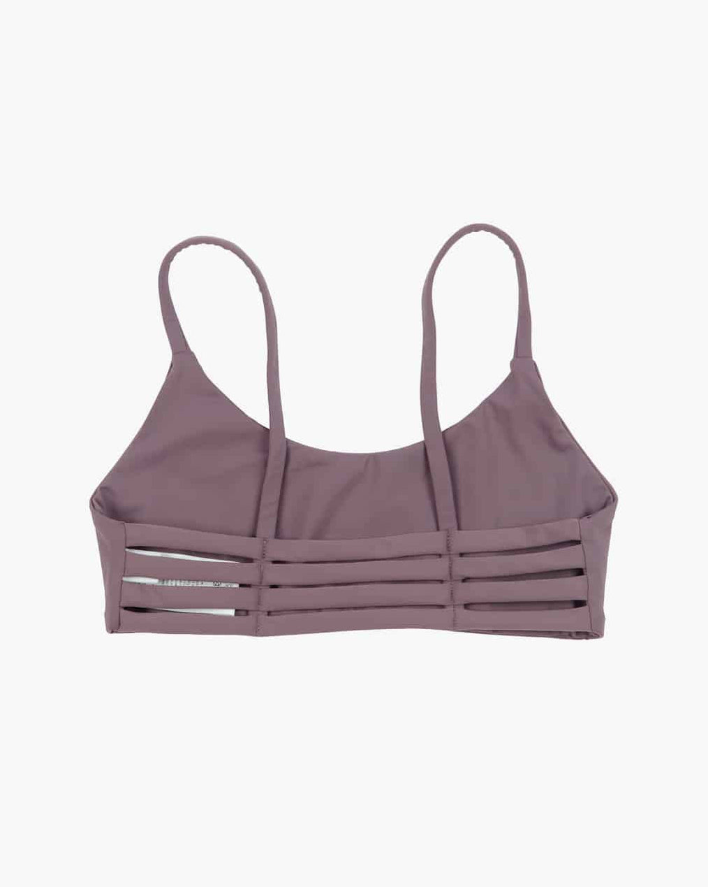 Das Sassy Bikini-Top von Main Design präsentiert einen modernen Look mit mehreren dünnen horizontalen Trägern in Mauve, hergestellt aus recycelten Materialien. Es verfügt über zwei einfache Schulterträger auf einem strahlend weißen Hintergrund.