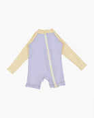 Wir präsentieren den Kai Baby Badeanzug von Main Design: Ein langärmliger, einteiliger Baby-Strampler mit praktischem Frontreißverschluss. Der Hauptteil hat einen hellvioletten Farbton, der durch gelbe Ärmel ergänzt wird. Ein hellgelber Reißverschluss verläuft vom Hals bis zur Taille und ermöglicht einfaches Wechseln. Dieser Strampler aus leichtem und dehnbarem Stoff bietet Ihrem Kleinen die perfekte Mischung aus Komfort und Stil.