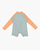 Wir präsentieren den Kai Baby Badeanzug von Main Design, einen langärmligen Badeanzug für Kinder mit einem stilvollen zweifarbigen Design. Der Körper des Badeanzugs ist in einem hellen Blaugrau gehalten, während die Ärmel einen pfirsich-orangen Farbton aufweisen. Dieser nachhaltige Badeanzug bietet UV-Schutz und wird auf einem weißen Hintergrund präsentiert, sodass er ungetragen und flach wirkt.