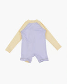 Der Kai Baby Badeanzug von Main Design ist ein einteiliger Langarm-Badeanzug für Kinder in Pastellfarben mit einem weichen lavendelfarbenen Körper und hellgelben Ärmeln auf einem schlichten weißen Hintergrund. Er hat einen hohen Halsausschnitt und kurze Beine und ist auf Komfort, Schutz und UV-Schutz ausgelegt.