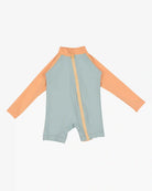 Wir präsentieren den Kai Baby Badeanzug von Main Design: ein langärmliger Badeanzug für Kinder mit Frontreißverschluss und aus nachhaltigen Materialien gefertigt. Der Hauptteil ist hellblau, während die Ärmel und Seitenteile einen pfirsichfarbenen Farbton haben. Dieser Badeanzug bietet UV-Schutz, hat einen hohen Halsausschnitt und reicht bis zur Mitte des Oberschenkels.