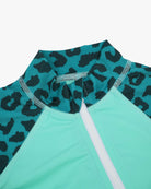 Nahaufnahme des Kai Baby Badeanzugs von Main Design – ein aquamarinfarbener, nachhaltiger Badeanzug mit Reißverschluss und türkisfarbenem Leopardenmuster an Kragen und Schultern. Sein glatter, dehnbarer Stoff bietet UV-Schutz und ist perfekt für Sport- oder Badebekleidung.