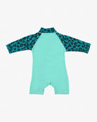 Der Kai Baby Badeanzug von Main Design ist ein nachhaltiger Badeanzug mit langem Arm, blaugrünem Körper und dunkelgrünen Leopardenärmeln, UV-Schutz; flach auf weißem Hintergrund präsentiert, Rückseite sichtbar.