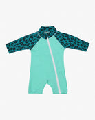 Der Kai Baby Badeanzug von Main Design: nachhaltig, mit UV-Schutz, langärmlig, kurze Beine, in Hellteal mit weißem Reißverschluss und dunkel getupften Leopardenärmeln.