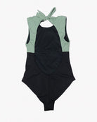 Ein stylischer Main Design Divine Surf Badeanzug aus umweltfreundlichem Stoff in pastellgrünem und schwarzem Farbblockdesign. Der Anzug hat einen hohen Halsausschnitt mit Bindeverschluss auf der Rückseite, einen runden Ausschnitt am Oberteil und LSF 50+-Schutz, was für einen eleganten und modernen Look sorgt.