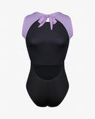 Der Divine Surf Badeanzug von Main Design ist ein nachhaltiger einteiliger Badeanzug mit schwarzem Hauptteil, lavendelfarbenem Neckholder-Bund und Schlüsselloch-Ausschnitt.