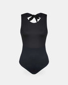 Der Divine Surf Badeanzug von Main Design ist ein schwarzer Badeanzug aus recycelten Materialien mit hohem Ausschnitt und Schleife am Nacken, präsentiert vor weißem Hintergrund.