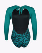 Der Main Design Eclipse Surf Suit hat eine grüne Unterseite mit Leopardenmuster, einen schwarzen Rückenteil und grüne Ärmel. Dieser langärmlige Einteiler bietet einen offenen Rücken mit Nackenband für stilvollen Sonnenschutz und ist aus nachhaltigem Material gefertigt.