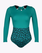 Der Main Design Eclipse Surf Suit ist ein grüner Langarmanzug aus nachhaltigem Material mit einfarbigem Oberteil, Unterteil mit Leopardenmuster, rundem Ausschnitt und schicker Krawatte im Nacken.
