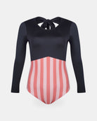Der Main Design Eclipse Surf Suit hat lange Ärmel, ein unifarbenes schwarzes Oberteil, ein rosa und rot gestreiftes Unterteil und eine Fliege im Nacken - gefertigt aus nachhaltigem Material.
