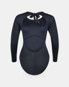 Der Main Design Eclipse Surf Suit ist ein schwarzer, langärmeliger Body mit weitem, rundem Brustausschnitt, Bindebandverschluss im Nacken und taillierter Silhouette. Hergestellt aus nachhaltigem Material, das glatt und dehnbar ist.