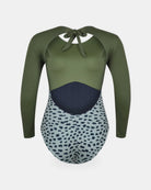 Der Eclipse Surf Suit von Main Design ist ein langärmeliger, olivgrüner Einteiler aus nachhaltigem Material mit Brustausschnitt, Rückenausschnitt zum Binden, UPF-Schutz und schwarz-weißem, abstraktem Spot-Print.