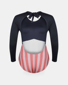 Der Eclipse Surf Suit von Main Design ist ein langärmeliger Badeanzug mit schwarzem Oberteil und Bindeband auf dem Rücken, weißem Mittelteil und hochtailliertem, rosa-weiß gestreiftem Unterteil, hergestellt aus nachhaltigem Material für Komfort und Umweltfreundlichkeit.