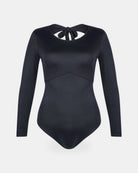 Der Eclipse Surf Suit von Main Design ist ein langärmeliger schwarzer Body aus nachhaltigem Material mit Rundhalsausschnitt und einem Schlüsselloch mit Schleife auf dem Rücken. Der Stoff ist glatt und tailliert.