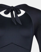 Nahaufnahme des Eclipse Surf Suit von Main Design - ein schwarzes, langärmeliges Kleidungsstück mit hohem Halsausschnitt und Stoffschleife, das aus nachhaltigem Material für weichen, passgenauen Tragekomfort hergestellt wird.