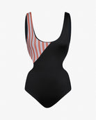 Der Luna Badeanzug von Main Design besticht durch einen schicken, hohen U-Ausschnitt mit rosa-weißen Streifen links und einfarbigem Schwarz rechts. Der stilvolle Kontrast besteht aus dezenten Cut-Outs und ist chlorresistent für lange Haltbarkeit.