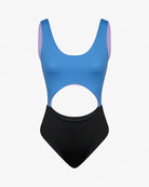 Der Nova Badeanzug von Main Design ist ein stylischer einteiliger Badeanzug mit blauem Oberteil, hellvioletten Seitenteilen, trendigen Cut-Outs am Bauch und einem schwarzen, hoch taillierten Unterteil aus chlorresistenter Stoff auf weißem Hintergrund.