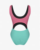 Der Main Design Nova Badeanzug hat ein rosa Oberteil, ein türkisfarbenes Unterteil, einen schwarzen Besatz, einen großen Ausschnitt in der Mitte des Rückens und ist aus chlorresistentem Stoff für dauerhafte Farbe gefertigt.