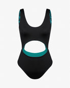 Der Main Design Nova Badeanzug ist ein schwarzer einteiliger Badeanzug mit einem großen vorderen Ausschnitt unterhalb der Brust, einem blaugrünen Futter und blaugrünen Leopardenmusterdetails an den inneren Trägern, hergestellt aus chlorresistenter Stoff.