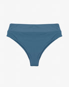 Ein Paar blaue Bikinihöschen mit hoher Taille aus glattem Stretchstoff. Das Design zeichnet sich durch einen breiten Bund und moderate Bedeckung auf der Rückseite aus. Diese Alice Bikinihose von Main Design ist auf einem schlichten, hellen Hintergrund abgebildet.