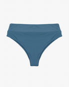 Ein Paar blaue Bikinihöschen mit hoher Taille aus glattem Stretchstoff. Das Design zeichnet sich durch einen breiten Bund und moderate Bedeckung auf der Rückseite aus. Diese Alice Bikinihose von Main Design ist auf einem schlichten, hellen Hintergrund abgebildet.