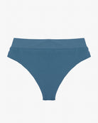 Ein Paar blaue Badehosen im Tanga-Stil, flach vor einem weißen Hintergrund präsentiert, zeugt von zeitloser Eleganz. Diese Main Design Alice Bikinihose vereint Komfort und Reiz perfekt und ist eine ideale Option für alle, die nach stilvoller Bademode suchen.