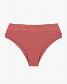 Ein Paar hoch taillierte korallenrosa Alice Bikinihosen von Main Design mit breitem Bund und glatter, nahtloser Verarbeitung, flach auf einem schlichten weißen Hintergrund. Ideal für alle, die eine nachhaltigere Bikini-Option für ihre Sommergarderobe suchen.