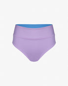 Die Alice Bikinihose von Main Design ist ein nachhaltiges, violettes High-Waist-Bademodeteil aus chlorresistentem Stoff mit glatter Oberfläche, leicht V-förmigem Bund und blauem Innenfutter. Der Hintergrund ist weiß.