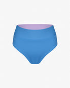 Die Alice Bikinihose von Main Design ist eine blaue Bikinihose mit hoher Taille und breitem Bund aus chlorbeständigem Material und einer kontrastierenden hellvioletten Innenseite vor einem schlichten weißen Hintergrund.