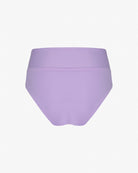 Bei dem Produkt handelt es sich um die Alice Bikinihose von Main Design – eine violette, hoch taillierte Damenunterhose aus recycelten Materialien. Vor einem schlichten weißen Hintergrund wirkt der Stoff glatt und ohne sichtbare Muster oder Verzierungen.