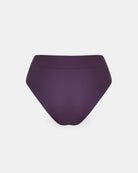 Ein Paar Alice Bikini-Hosen mit hoher Taille in tiefem Lila von Main Design, hergestellt aus recycelten Materialien, auf weißem Hintergrund.