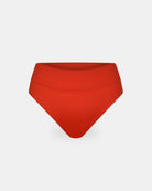 Die Alice Bikini Hose von Main Design in leuchtendem Rot besteht aus recycelten Materialien und zeigt sich auf weißem Hintergrund mit glattem, nahtlosem High Waist-Design in der Vorderansicht.
