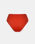 Die Alice Bikini Hose von Main Design ist ein leuchtend rotes Bikini-Unterteil mit hoher Taille, das aus recycelten Materialien hergestellt wurde. Sie hat einen glatten, nahtlosen Look ohne sichtbare Muster, Logos oder Verzierungen und ist auf einem schlichten weißen Hintergrund abgebildet.