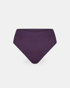 Die Alice Bikini Hose von Main Design ist ein hochtaillierter, dunkelvioletter Damenbikini aus recycelten Materialien, der auf einem einfarbig weißen Hintergrund abgebildet ist.