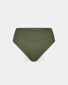 Alice Bikini Hose von Main Design in Olivgrün mit hohem Bund aus recycelten Materialien vor weißem Hintergrund. Das schlichte Design besticht durch glatten Stoff und dezente Details.