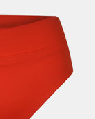 Nahaufnahme der Alice Bikini Hose von Main Design in leuchtendem Rot, mit hohem Bund und aus recycelten Materialien, vor weißem Hintergrund.