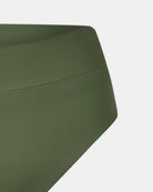 Nahaufnahme der olivgrünen Alice Bikini Hose von Main Design, einem High-Waist-Modell aus recycelten Materialien, vor einem schlichten weißen Hintergrund.