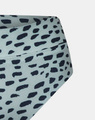 Nahaufnahme der Alice Bikini Hose von Main Design, hergestellt aus recycelten Materialien mit einem abstrakten Tierprint in Schwarz und Weiß, dargestellt auf einem einfarbig weißen Hintergrund.