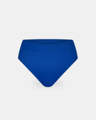 Die Alice Bikini Hose von Main Design hat eine hohe Taille und ist aus recyceltem Material gefertigt. Sie ist einfarbig königsblau und wird auf einem weißen Hintergrund gezeigt.