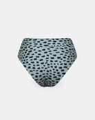 Rückansicht der Alice Bikini Hose von Main Design, hergestellt aus recycelten Materialien. Mit schwarzem und weißem Tierprint, glattem Stoff, voller Bedeckung und bequemer Passform.