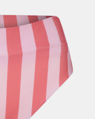 Nahaufnahme der Alice Bikini Hose von Main Design, hergestellt aus recycelten Materialien, mit breiten vertikalen rosa und roten Streifen am Bund und an den Hüften, auf weißem Hintergrund.