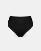 Die Alice Bikini Hose von Main Design ist ein hochtaillierter, schwarzer Bikini aus recycelten Materialien mit glattem, nahtlosem Design und weißem Hintergrund.