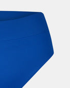 Nahaufnahme der blauen Alice Bikini Hose von Main Design, die aus recycelten Materialien hergestellt wurde. Der glatte Stoff und das schlichte, nahtlose Design werden vor einem weißen Hintergrund hervorgehoben.