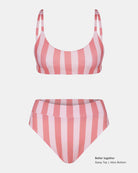 Ein rosa-weißes, vertikal gestreiftes Bikini-Set mit Oberteil mit Rundhalsausschnitt und Alice Bikini Hose von Main Design, das aus recycelten Materialien hergestellt ist. Auf einfarbig weißem Hintergrund abgebildet. Der Text lautet: "Besser zusammen Sassy Top | Alice Bikini Hose.