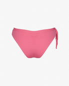 Die Blush Surf Bikinihose von Main Design präsentiert sich elegant vor weißem Hintergrund. Sie hat eine mittelhohe Taille mit Raffung am Rücken und einer dekorativen Schleife auf der linken Seite. Sie ist aus chlorresistentem Material gefertigt und bietet so Langlebigkeit und Sonnenschutzfaktor 50+.