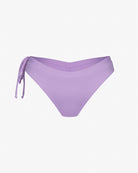 Die Blush Surf Bikinihose von Main Design verfügt über ein seitliches Bindedetail und ist aus strapazierfähigem, chlorresistentem Material gefertigt. Auf weißem Hintergrund bietet sie Sonnenschutz mit LSF 50+.