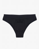 Ein Paar schwarze Main Design Ember Bikinihosen ist vor einem schlichten weißen Hintergrund abgebildet. Das Design ist schlicht, ohne sichtbare Muster oder Verzierungen, aus recycelten Materialien gefertigt und somit eine umweltfreundliche Wahl.