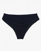 Ein schwarzes Bikinihöschen ist vor einem schlichten weißen Hintergrund zu sehen. Die Ember Bikinihose von Main Design hat einen leicht gebogenen Bund und ein V-Schnitt-Design und besteht aus einem scheinbar glatten, dehnbaren Stoff aus recycelten Materialien.