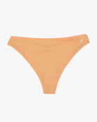 Die pfirsichfarbene Flair Bikinihose von Main Design aus der Cali Coast Collection verfügt über ein nahtloses Design, das die mühelose Eleganz des Colorblock-Stils auf schlichtem weißen Hintergrund einfängt.